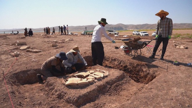 Iraq: Hạn hán làm lộ thiên nhiều ngôi mộ cổ- Ảnh 1. Iraq: Hạn hán làm lộ thiên nhiều ngôi mộ cổ- Ảnh 1.