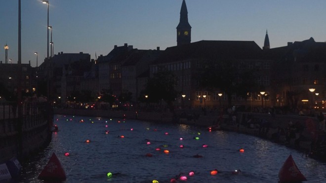 Lễ hội bơi đêm Copenhagen: Trải nghiệm độc đáo dưới ánh đèn lung linh- Ảnh 4.