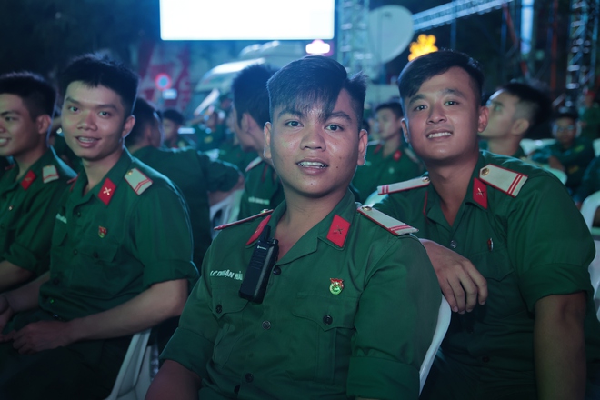Gala Chuông vàng vọng cổ 2025 - Dư âm hào hùng giữa lòng phố thị- Ảnh 11. Gala Chuông vàng vọng cổ 2025 - Dư âm hào hùng giữa lòng phố thị- Ảnh 11.
