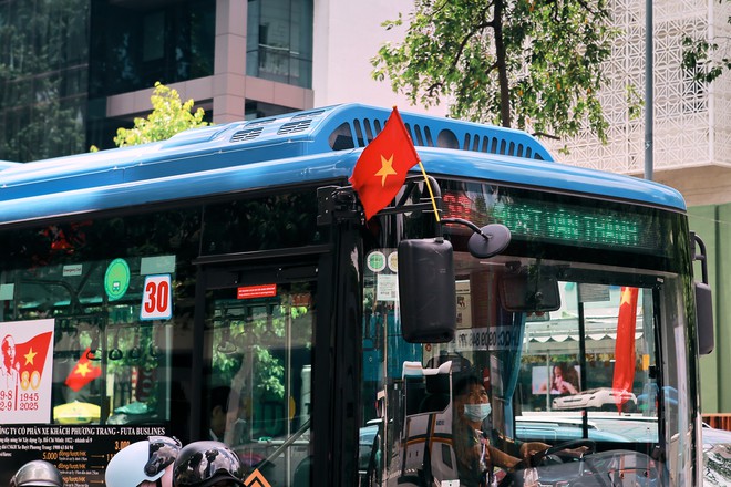 TP.HCM rộn ràng không khí chào mừng Quốc khánh 2/9- Ảnh 4. TP.HCM rộn ràng không khí chào mừng Quốc khánh 2/9- Ảnh 4.