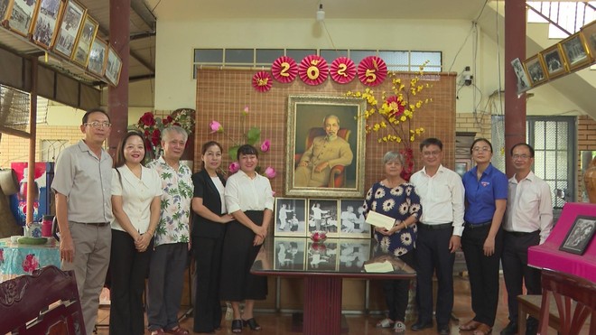 Lãnh đạo Thành phố thăm văn nghệ sĩ tiêu biểu - Ảnh 3.