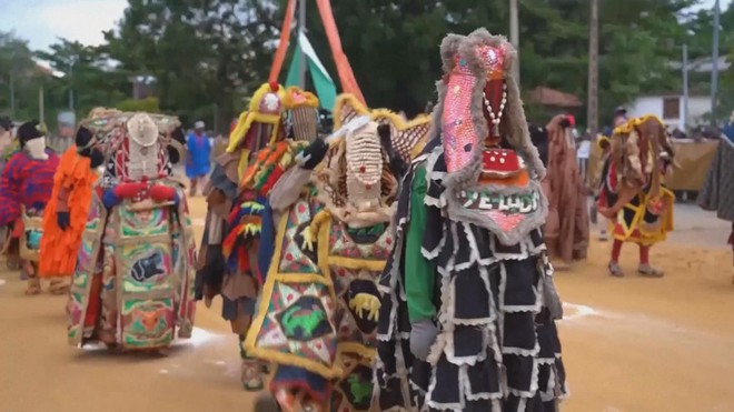 Hàng ngàn người tham dự lễ hội mặt nạ ở Benin - Ảnh 2.