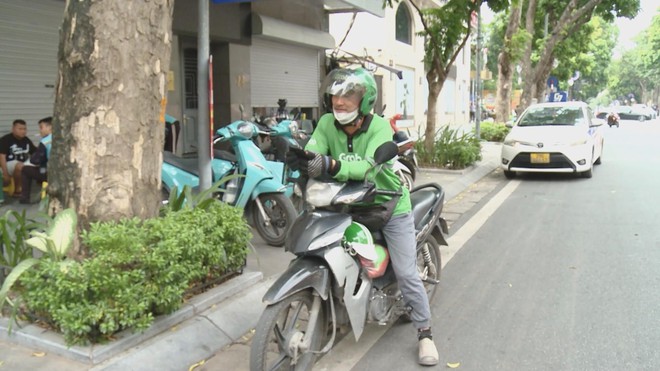 Người dân Hà Nội chống chọi với nắng nóng kéo dài - Ảnh 5.