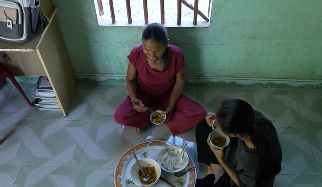 Yến Nhi muốn tặng áo hồng cho mẹ, mong cuộc sống tươi sáng hơn - Ảnh 5.