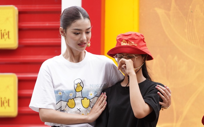 Yến Nhi muốn tặng áo hồng cho mẹ, mong cuộc sống tươi sáng hơn - Ảnh 3.