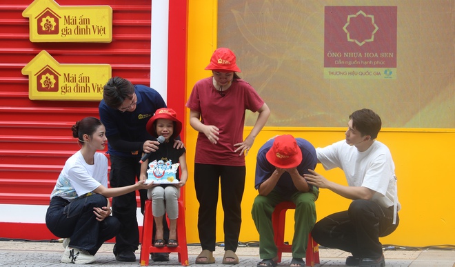 Người cha bật khóc khi "Mái ấm gia đình Việt" tạo bất ngờ cho con gái tám tuổi- Ảnh 3. Người cha bật khóc khi "Mái ấm gia đình Việt" tạo bất ngờ cho con gái tám tuổi- Ảnh 3.