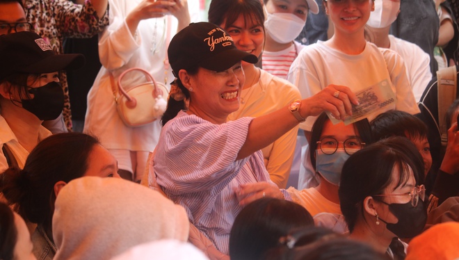 Người cha bật khóc khi "Mái ấm gia đình Việt" tạo bất ngờ cho con gái tám tuổi- Ảnh 7. Người cha bật khóc khi "Mái ấm gia đình Việt" tạo bất ngờ cho con gái tám tuổi- Ảnh 7.