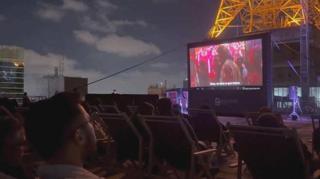 Độc đáo rạp chiếu phim trên sân bay trực thăng giữa lòng São Paulo, Brazil - Ảnh 1.