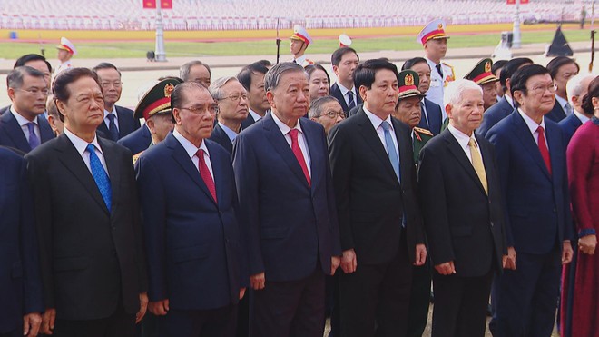 Lãnh đạo Đảng, Nhà nước vào Lăng viếng Chủ tịch Hồ Chí Minh - Ảnh 1.