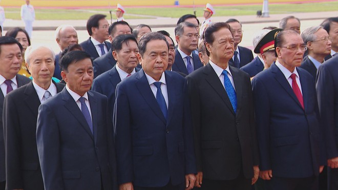 Lãnh đạo Đảng, Nhà nước vào Lăng viếng Chủ tịch Hồ Chí Minh - Ảnh 2.