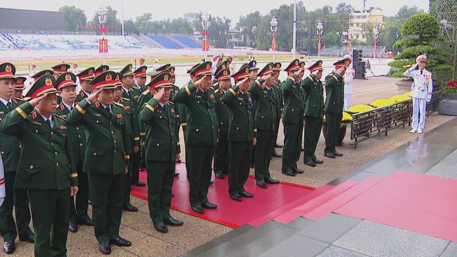 Lãnh đạo Đảng, Nhà nước vào Lăng viếng Chủ tịch Hồ Chí Minh - Ảnh 4.