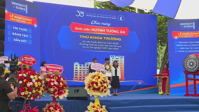 TP.HCM: Trường Đại học Khoa học Tự nhiên trao 22 tỷ đồng học bổng cho tân sinh viên - Ảnh 3.