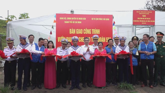 Đoàn đại biểu TP.HCM thăm hỏi, động viên cán bộ, chiến sĩ và Nhân dân tại vùng biển Tây Nam - Ảnh 2.