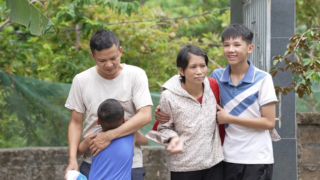 Hữu Bảo nghẹn ngào: "Chỉ sợ một ngày cha mẹ không còn..." - Mái ấm gia đình Việt - Ảnh 8.