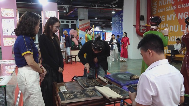 Nối mạch di sản qua không gian trải nghiệm tranh dân gian truyền thống- Ảnh 5. Nối mạch di sản qua không gian trải nghiệm tranh dân gian truyền thống- Ảnh 5.