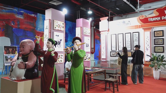 Nối mạch di sản qua không gian trải nghiệm tranh dân gian truyền thống- Ảnh 1. Nối mạch di sản qua không gian trải nghiệm tranh dân gian truyền thống- Ảnh 1.