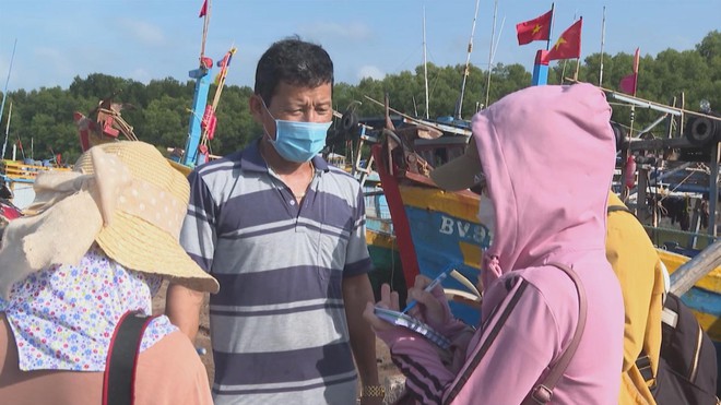 Giá hải sản giảm mạnh, ngư dân gặp nhiều khó khăn - Ảnh 2.