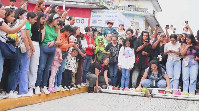 Mexico: Thi lăn dưa ở Veracruz - Ảnh 2.