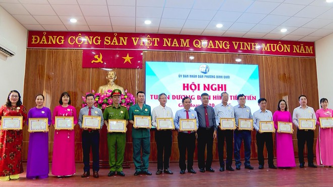 Phường Bình Quới tuyên dương điển hình tiên tiến giai đoạn 2020 - 2025 - Ảnh 1.