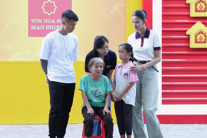 Vi Thị Viện: Cô bé dân tộc Thái mồ côi cha, chỉ mong mẹ khỏi bệnh - Mái ấm gia đình Việt - Ảnh 15.