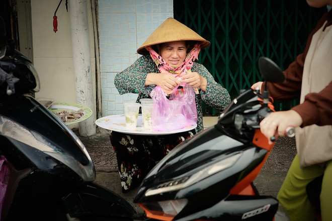 Giữa ngày Tết Độc lập, vẫn có những nhịp sống lặng lẽ mưu sinh - Ảnh 8.