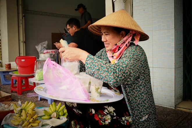 Giữa ngày Tết Độc lập, vẫn có những nhịp sống lặng lẽ mưu sinh - Ảnh 9.