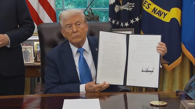 Ông Trump ký sắc lệnh quy định phí 100.000 đô la Mỹ cho mỗi visa H-1B - Ảnh 2.