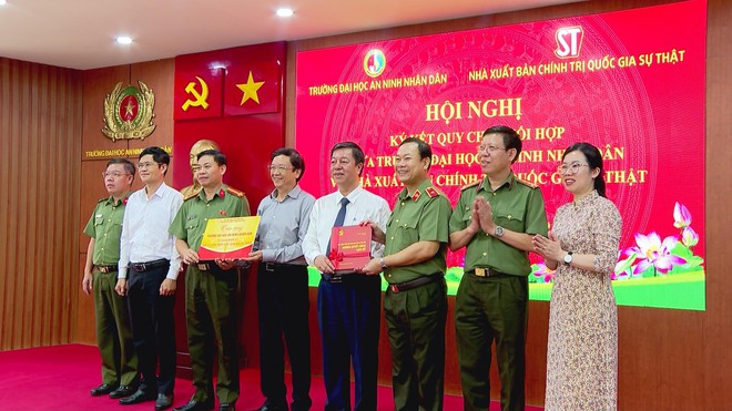 Nhà xuất bản Chính trị quốc gia Sự thật và Trường Đại học An ninh nhân dân ký kết Quy chế phối hợp tuyên truyền - Ảnh 5.