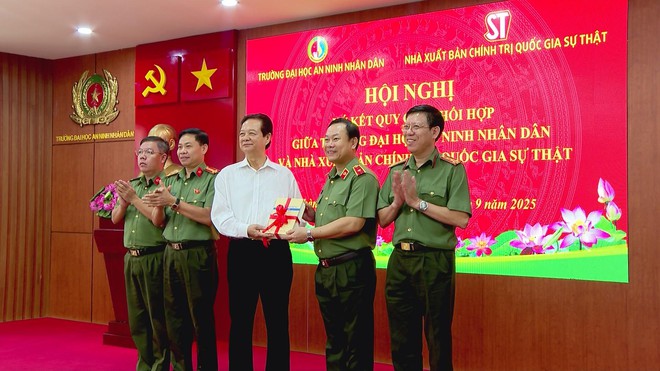 Nhà xuất bản Chính trị quốc gia Sự thật và Trường Đại học An ninh nhân dân ký kết Quy chế phối hợp tuyên truyền - Ảnh 3.