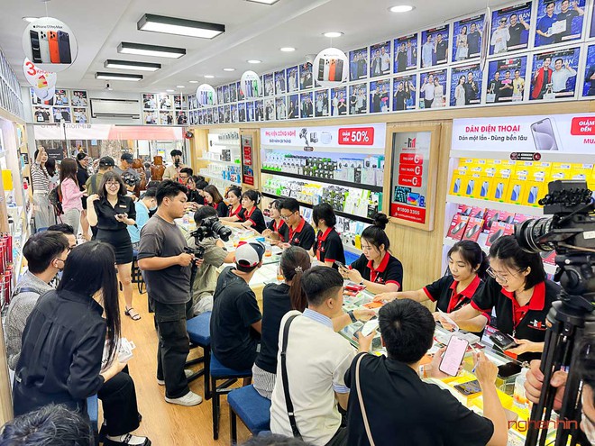 Minh Tuấn Mobile mở bán iPhone 17-series: Hơn 200 máy đến tay khách hàng trong ngày đầu - Ảnh 3.