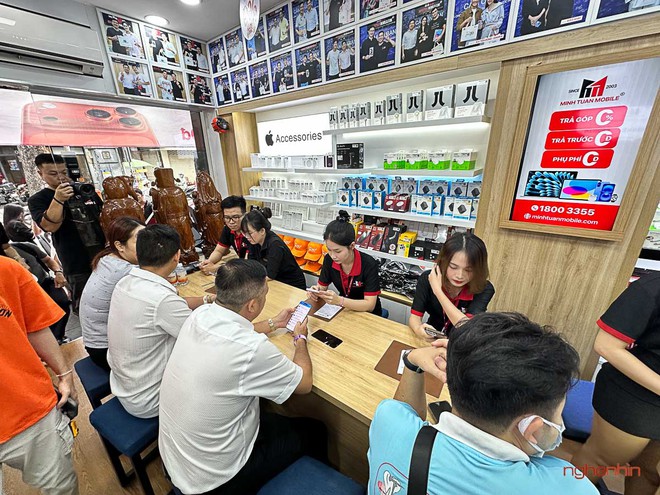 Minh Tuấn Mobile mở bán iPhone 17-series: Hơn 200 máy đến tay khách hàng trong ngày đầu - Ảnh 6.