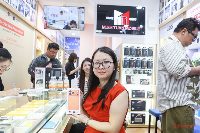 Minh Tuấn Mobile mở bán iPhone 17-series: Hơn 200 máy đến tay khách hàng trong ngày đầu - Ảnh 2.