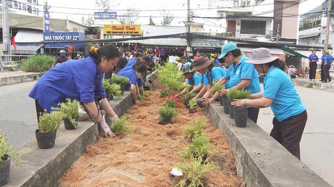 Thành đoàn TP.HCM ra quân Ngày Chủ nhật xanh lần thứ 161 năm 2025, hưởng ứng Chiến dịch Làm cho thế giới sạch hơn- Ảnh 4.