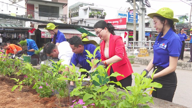 Thành đoàn TP.HCM ra quân Ngày Chủ nhật xanh lần thứ 161 năm 2025, hưởng ứng Chiến dịch Làm cho thế giới sạch hơn- Ảnh 8.