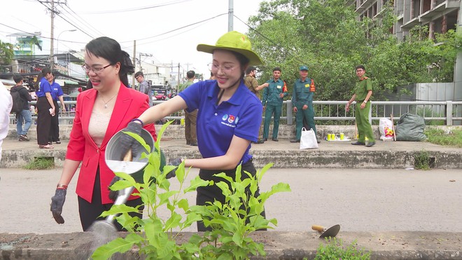 Thành đoàn TP.HCM ra quân Ngày Chủ nhật xanh lần thứ 161 năm 2025, hưởng ứng Chiến dịch Làm cho thế giới sạch hơn- Ảnh 3.