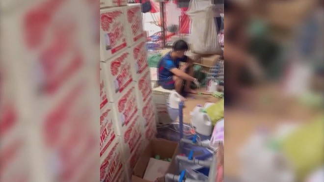 TP.HCM: Triệt phá đường dây sản xuất nước giặt, nước tẩy rửa giả quy mô lớn- Ảnh 3.