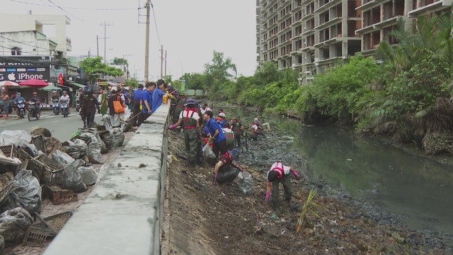 Thanh niên TP.HCM chung tay cải tạo kênh rạch, lan tỏa thông điệp sống xanh - Ảnh 2.