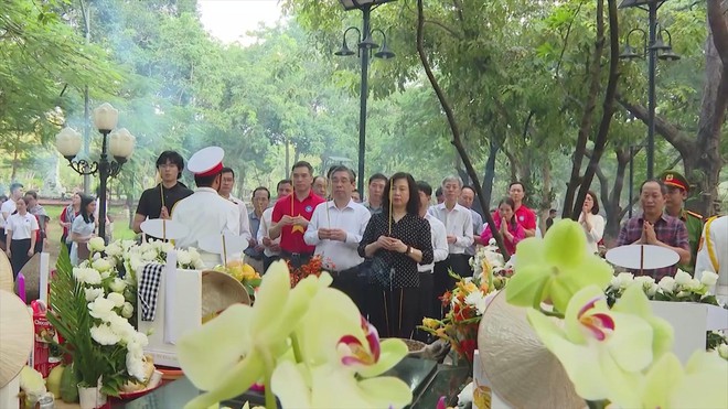 Dâng hương tưởng niệm anh hùng liệt sỹ tại Côn Đảo - Ảnh 3.