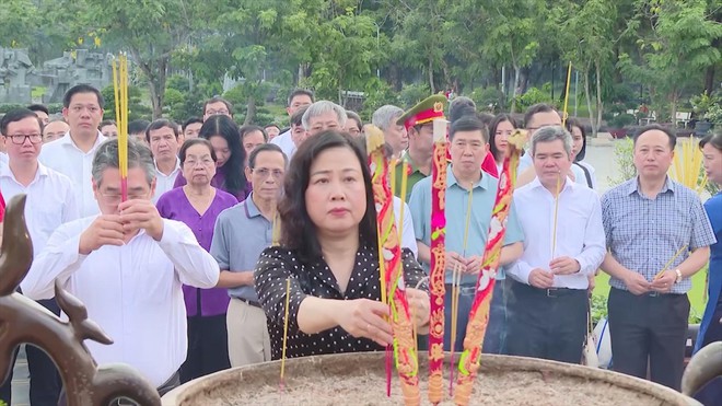 Dâng hương tưởng niệm anh hùng liệt sỹ tại Côn Đảo - Ảnh 2.