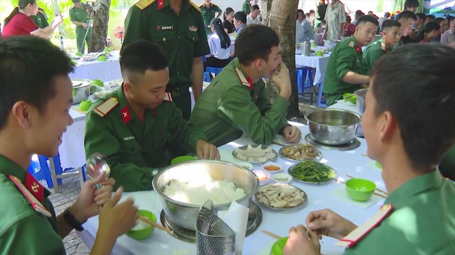 Ấm lòng người dân với chương trình “Bữa cơm 0 đồng” tại đặc khu Côn Đảo - Ảnh 5.