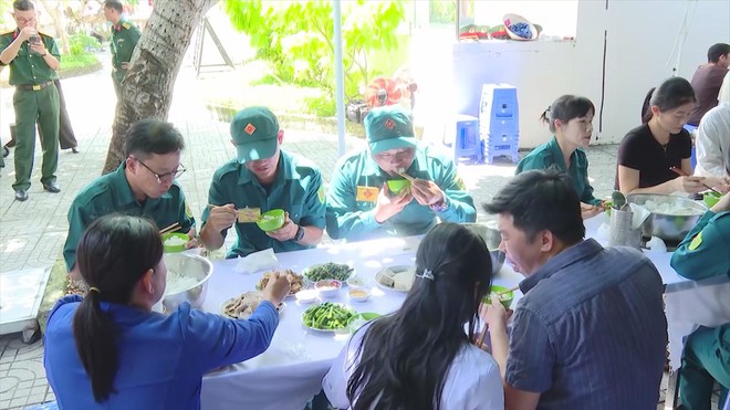 Ấm lòng người dân với chương trình “Bữa cơm 0 đồng” tại đặc khu Côn Đảo - Ảnh 4.