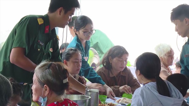 Ấm lòng người dân với chương trình “Bữa cơm 0 đồng” tại đặc khu Côn Đảo - Ảnh 6.