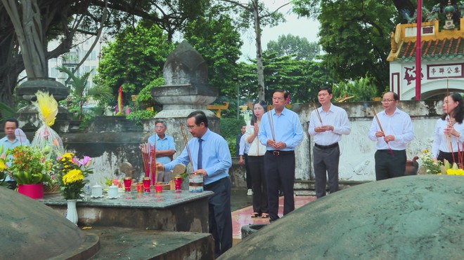 Chủ tịch UBND TP.HCM Nguyễn Văn Được dâng hương tưởng nhớ Đức Thượng công Tả quân Lê Văn Duyệt - Ảnh 3.