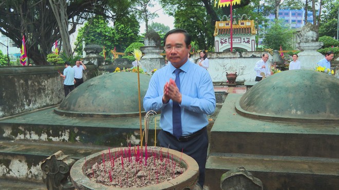 Chủ tịch UBND TP.HCM Nguyễn Văn Được dâng hương tưởng nhớ Đức Thượng công Tả quân Lê Văn Duyệt - Ảnh 2.