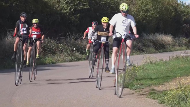 Cuộc đua xe đạp Penny Farthing tại Anh - Ảnh 2.