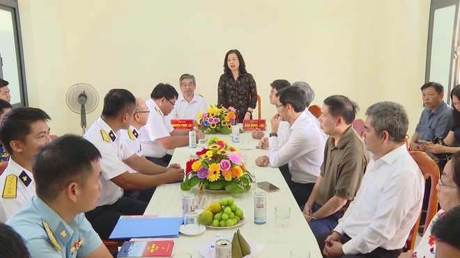 Bộ Y tế thăm, động viên cán bộ, chiến sĩ lực lượng vũ trang Côn Đảo - Ảnh 1.