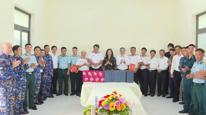 Bộ Y tế thăm, động viên cán bộ, chiến sĩ lực lượng vũ trang Côn Đảo - Ảnh 4.