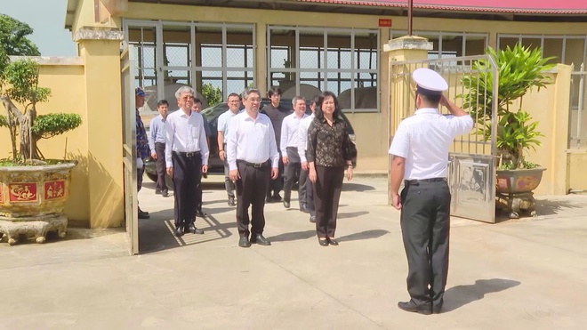 Bộ Y tế thăm, động viên cán bộ, chiến sĩ lực lượng vũ trang Côn Đảo - Ảnh 3.