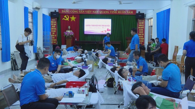 LĐLĐ TP.HCM tổ chức chương trình hiến máu tình nguyện - Ảnh 2.