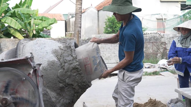Cô bé 8 tuổi Hồ Thị Thùy mất mẹ, phụ giúp cha chăm sóc 3 em thơ - Mái ấm gia đình Việt - Ảnh 2.